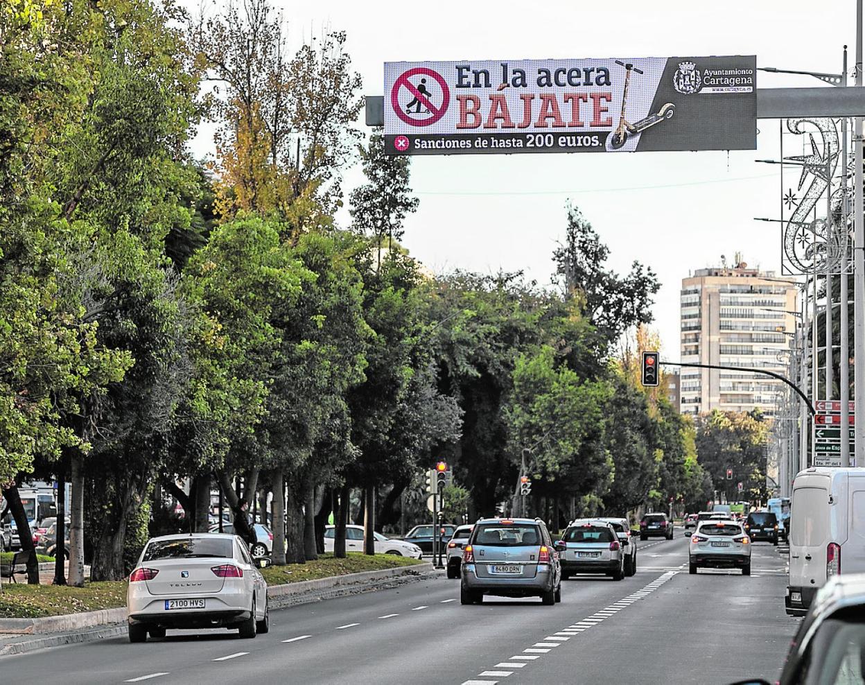Panel de señalización instalado en la Alameda de San Antón. 