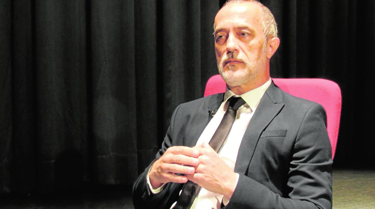 Chema Ruiz, caracterizado como el ejecutivo protagonista de este monólogo. 