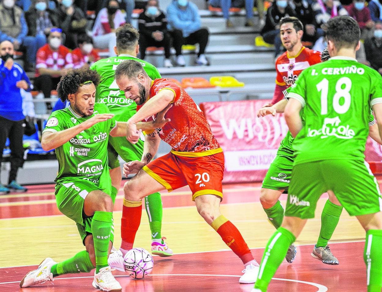 Solano lucha por el control de la pelota en una de las acciones del partido del pasado miércoles, frente al Osasuna Magna. 