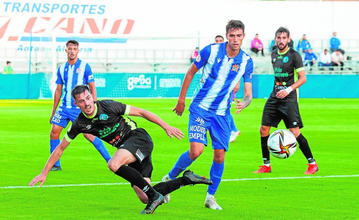 Uri, defensa del Águilas, pugna con un jugador de El Ejido en el último partido de liga en El Rubial. 