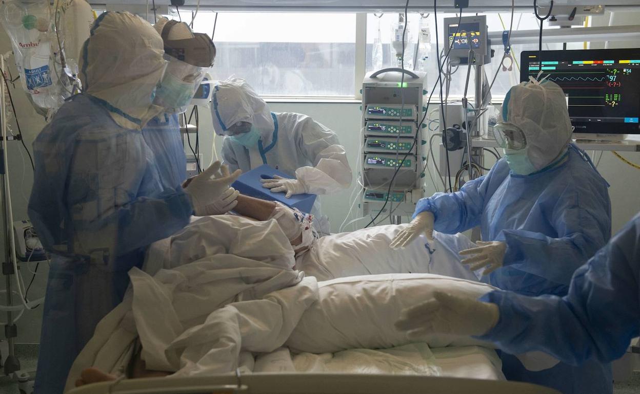 Sanitarios en una UCI del hospital Santa Lucía de Cartagena.