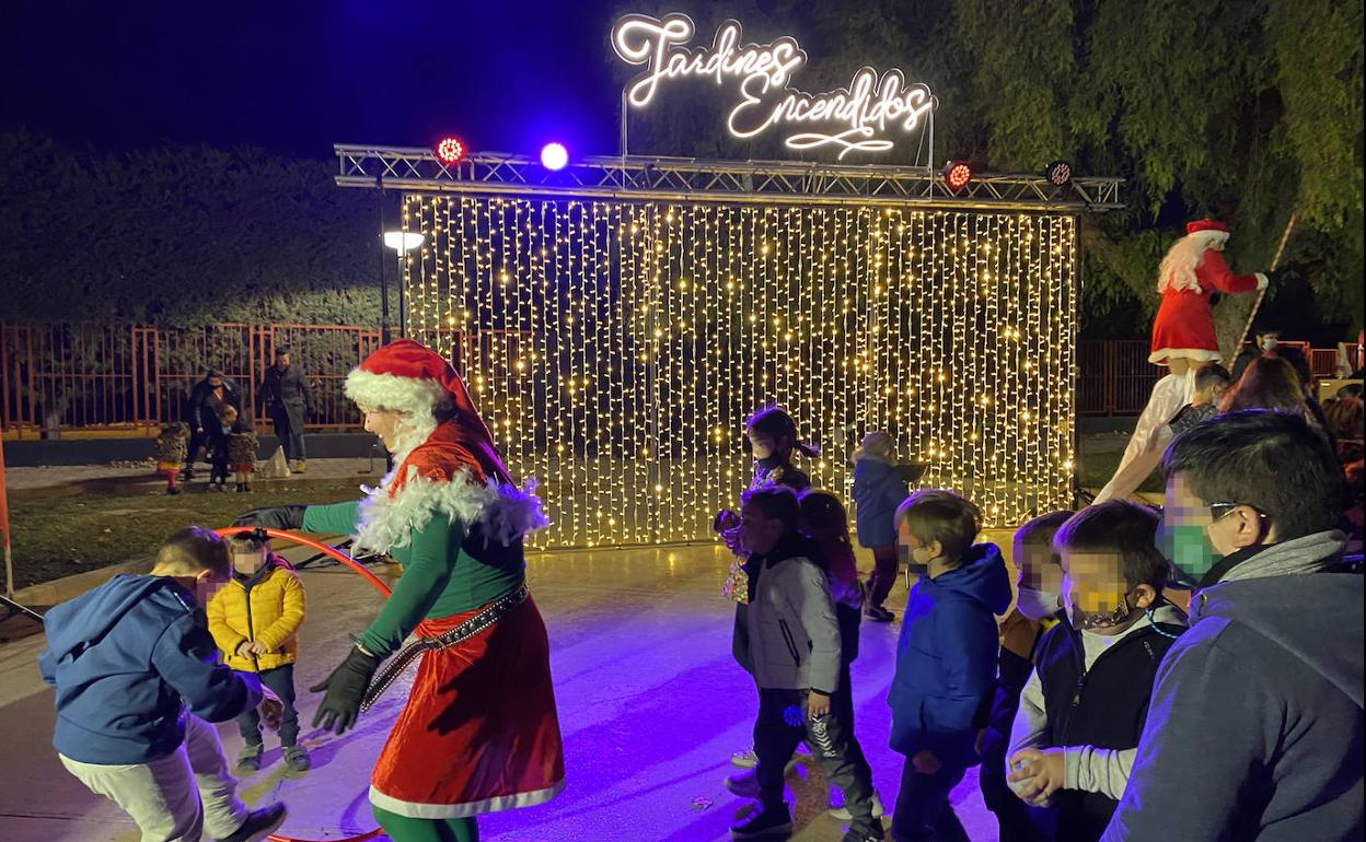Varios niños disfrutan del estreno de los 'Jardines encendidos', este viernes en Alquerías.