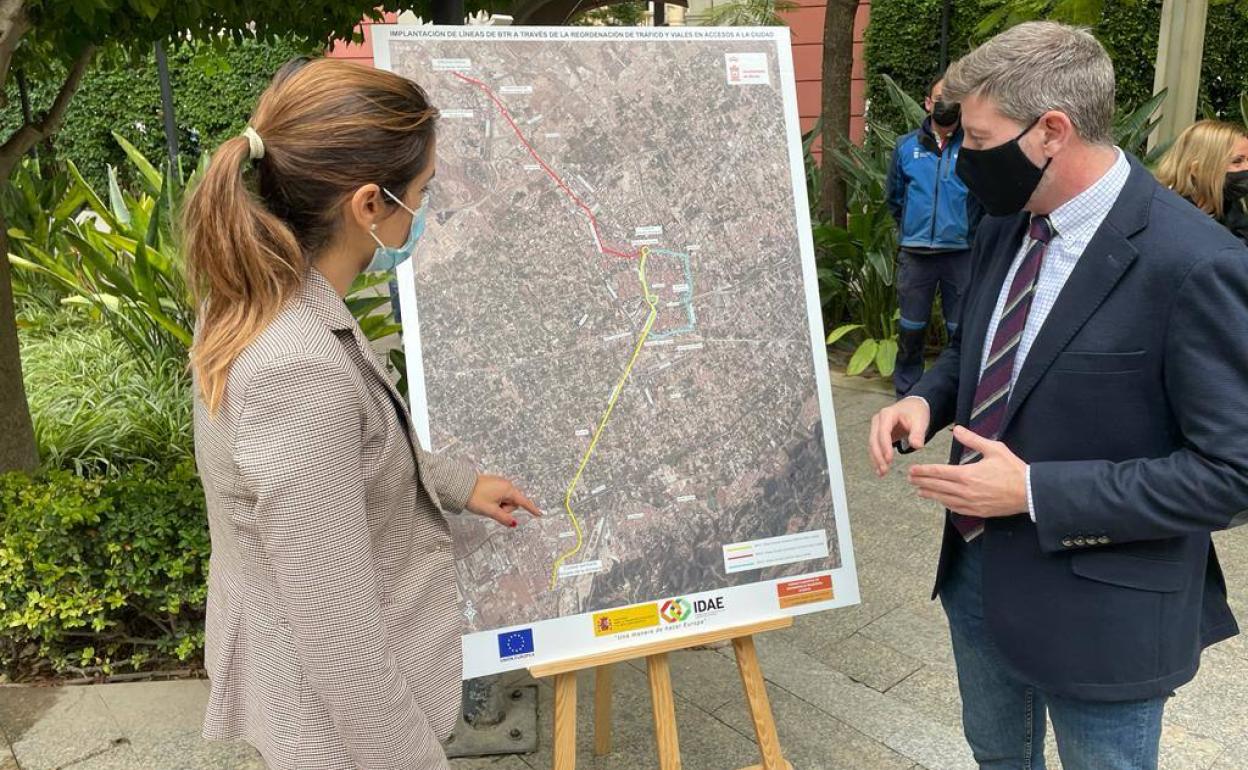 Presentación de los nuevos carriles segregados para transporte público, este viernes, por parte de los ediles Carmen Fructuoso y Juan Fernando Hernández. 