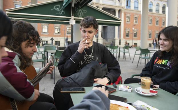 Un joven fuma un cigarrillo en una terraza del centro de Murcia, en la mañana de ayer. 