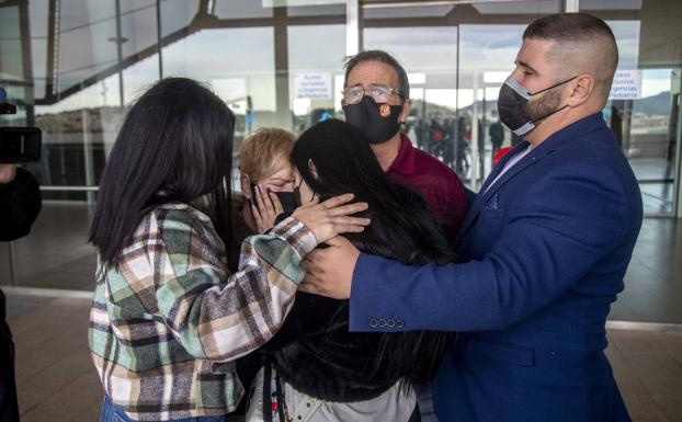 La familia de Sara Gómez se abraza en la puerta principal del hospital Santa Lucía. 