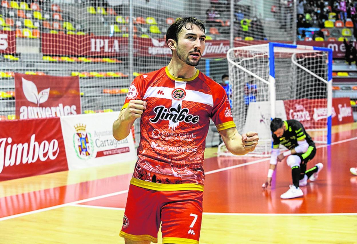 Javi Mínguez celebra uno de los goles ante el Xota. 