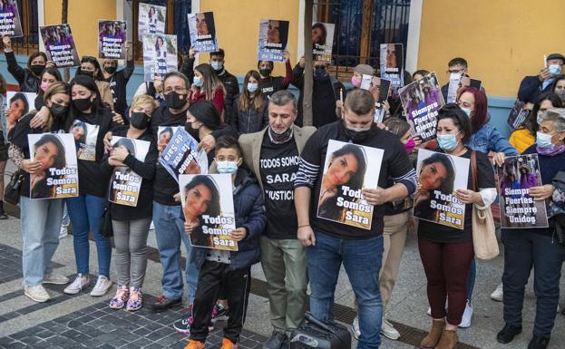 Familiares de Sara Gómez, este domingo durante la concentración en Alcantarilla.