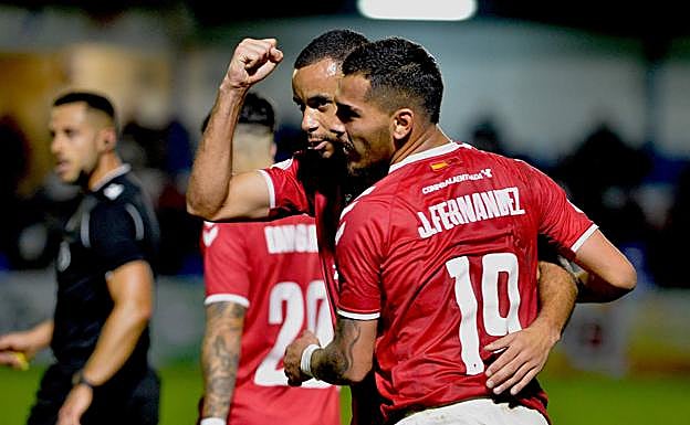 Los jugadores del Real Murcia celebran uno de los goles.