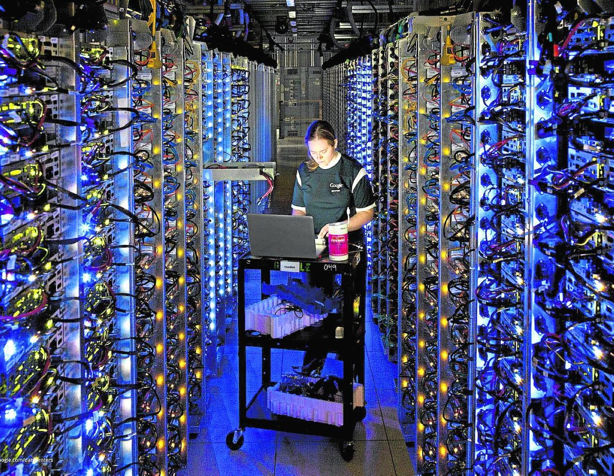 Trabajadora dentro de uno de los 'datacenters' de Google Cloud. 