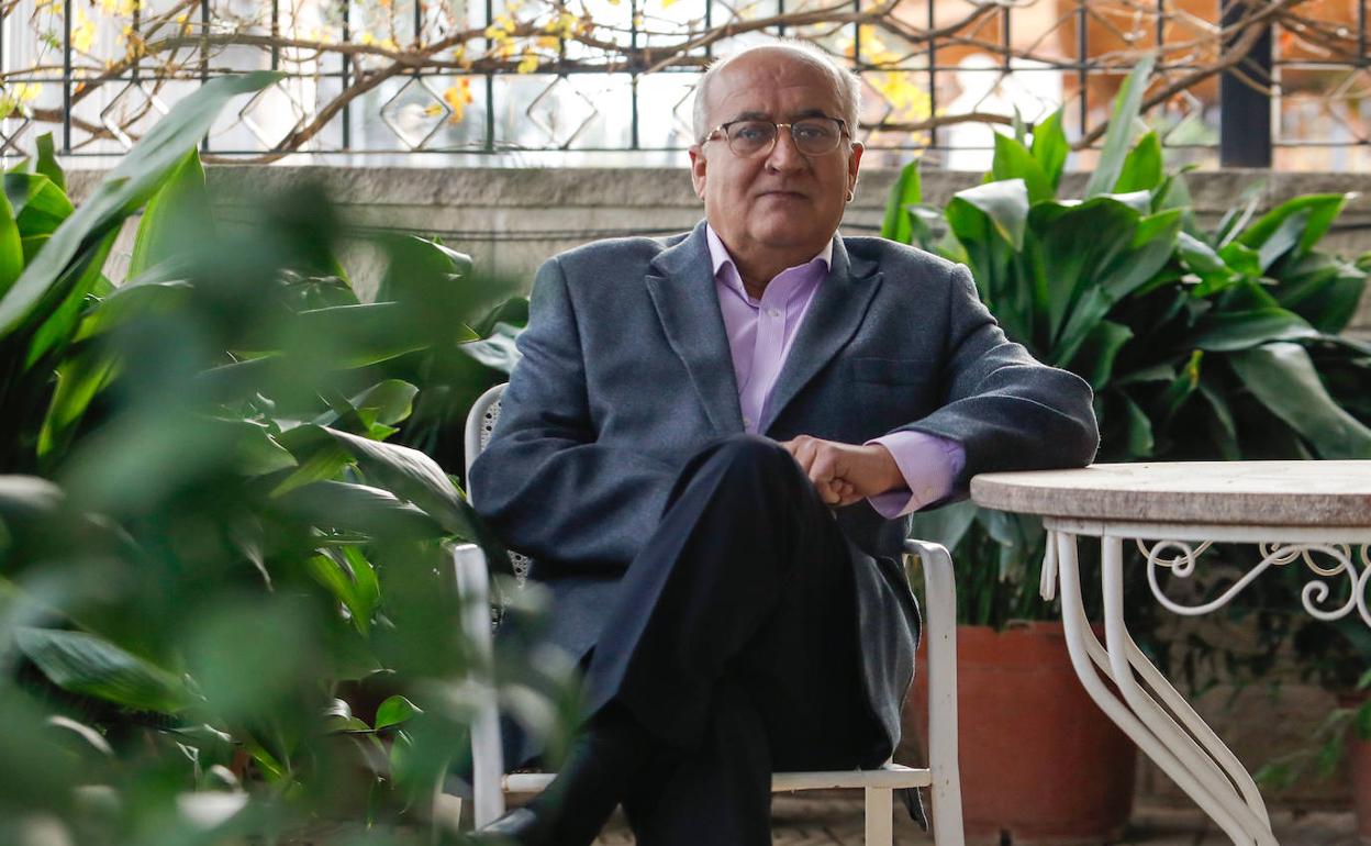 Miguel Padilla posa en la terraza de su casa en Lorca, tras un primer mes y medio frenético como secretario general de COAG.