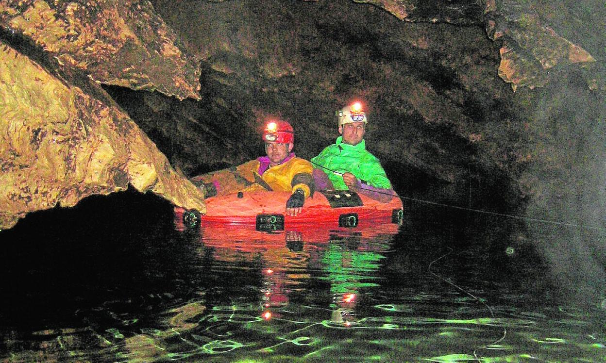 Dos miembros del grupo, en una de sus exploraciones por un lago subterráneo. 