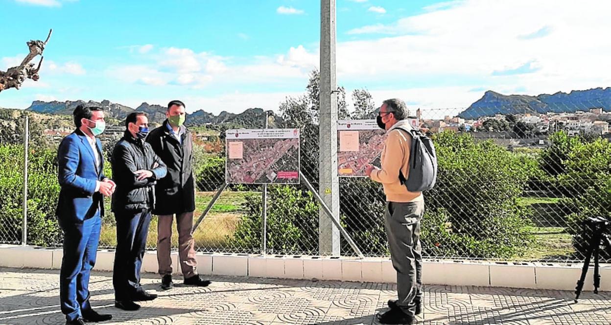 Visita de Luengo a las obras de mejora de la red de abastecimiento. 