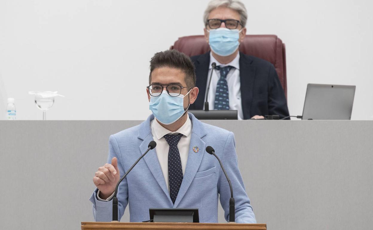 El diputado regional del PSOE Antonio José Espín en la Asamblea Regional. 