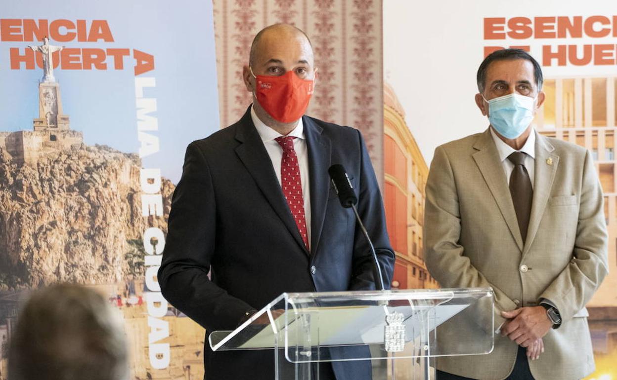 A la izquierda, Pedro García Rex, nuevo secretario de Organización de Ciudadanos en la Región, y, a la derecha, José Antonio Serrano, alcalde de Murcia, en una fotografía de archivo.