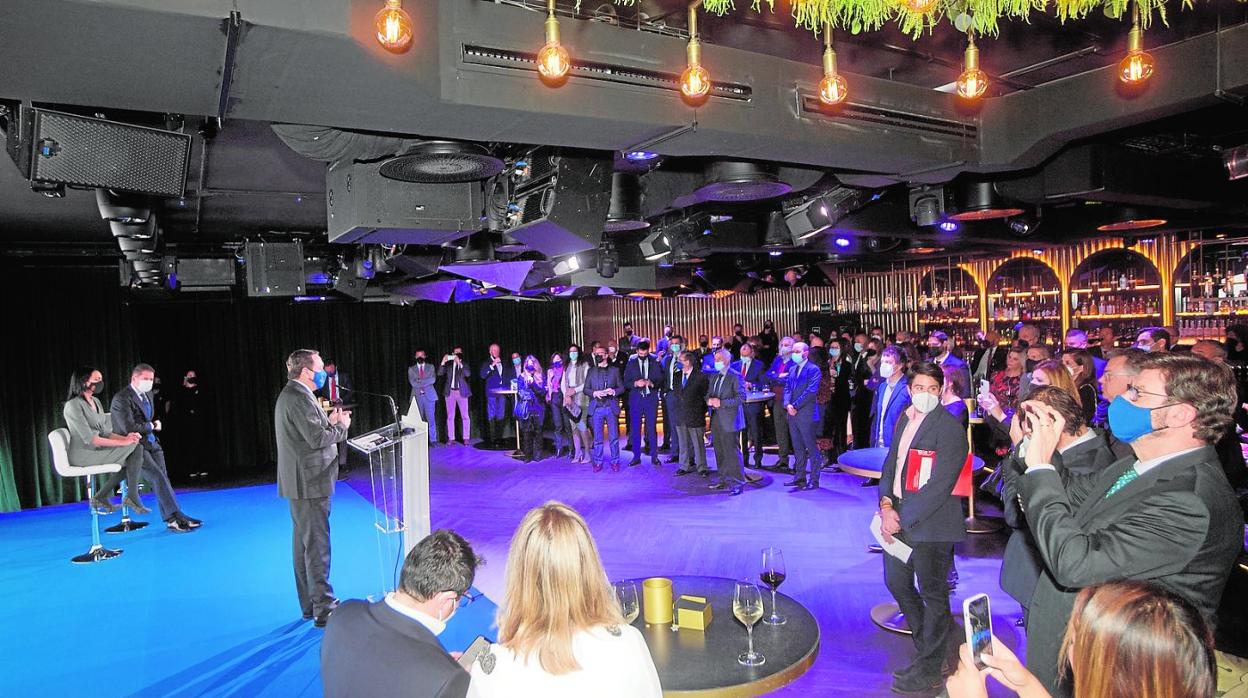 José María Albarracín habla durante el acto de bienvenida a los asistentes del CEO Congress, anoche en Odiseo. 