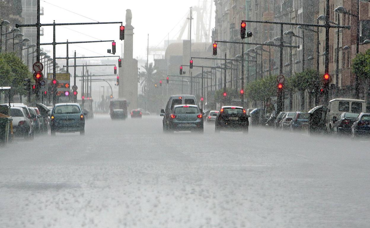 Varios vehículos circulado mientras lluveve, en una imagen de archivo.