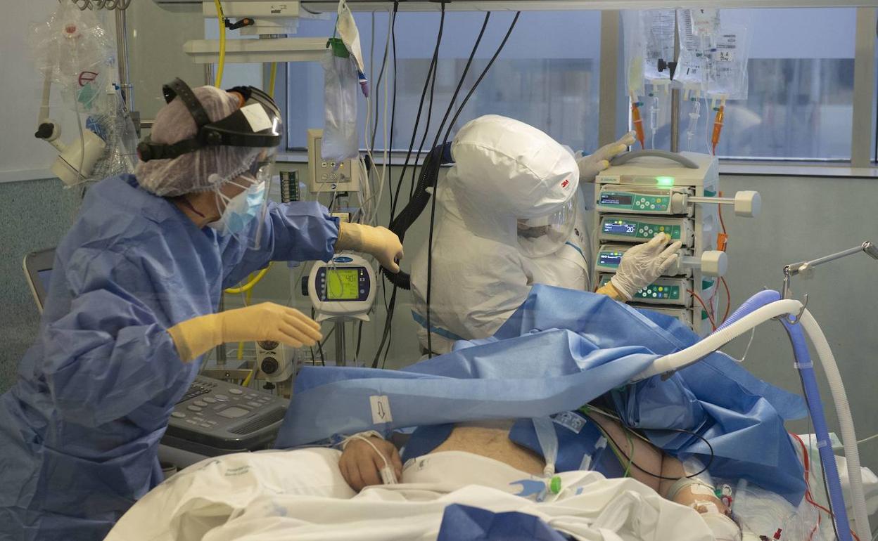 Sanitarios del hospital Santa Lucía de Cartagena atienden a un paciente en estado grave.