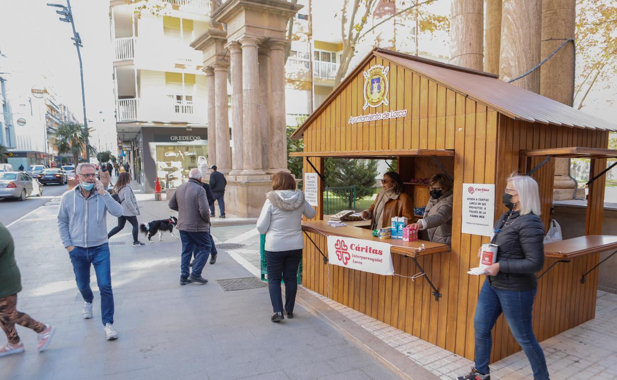 Voluntarios de Cáritas en la caseta instalada en la Alameda de la Constitución para la recogida de donativos y alimentos. 