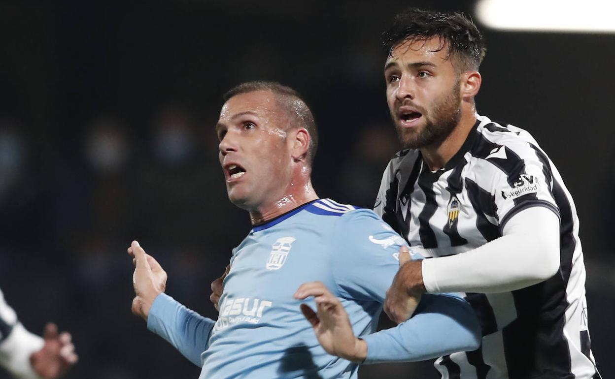 Alfredo Ortuño disputa un balón con un jugador del CD Castellón..