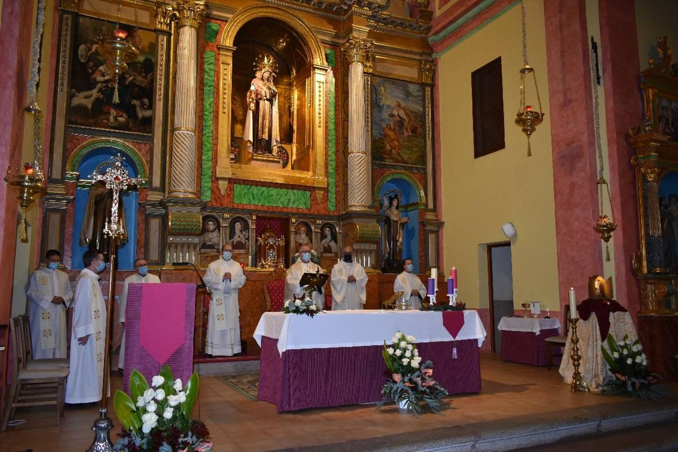 En la imagen, el padre Pascual Gil entrega una estatuilla de San de la Cruz a Javier Celdrán. 