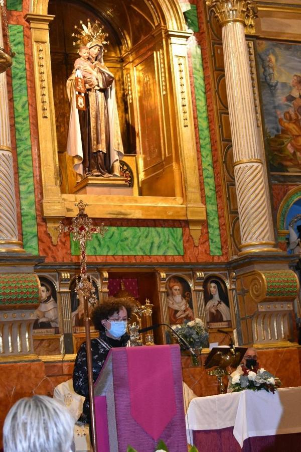 En la imagen, el padre Pascual Gil entrega una estatuilla de San de la Cruz a Javier Celdrán. 