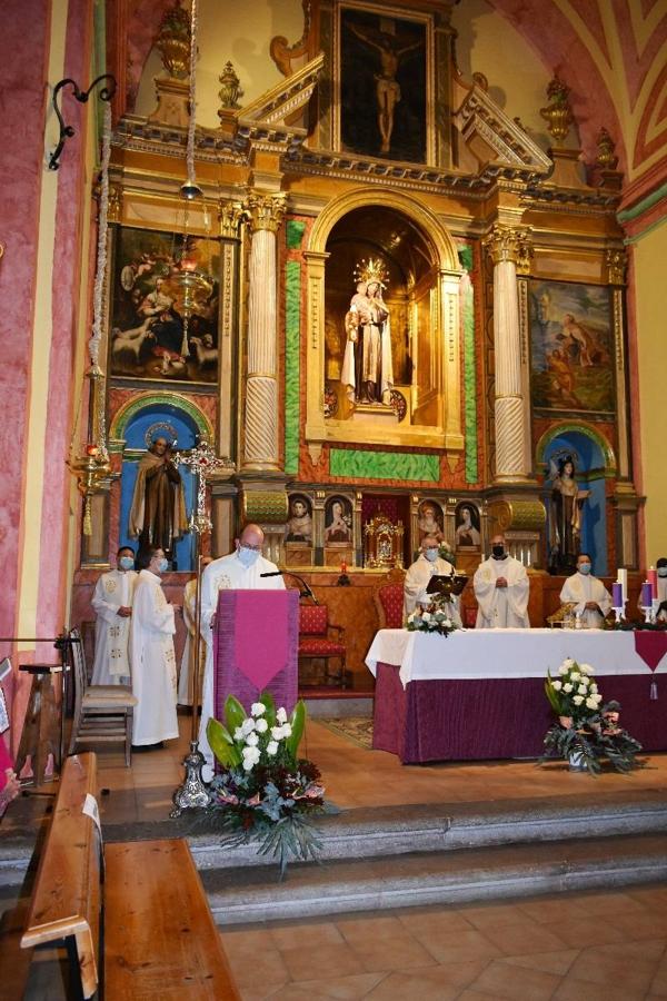 En la imagen, el padre Pascual Gil entrega una estatuilla de San de la Cruz a Javier Celdrán. 