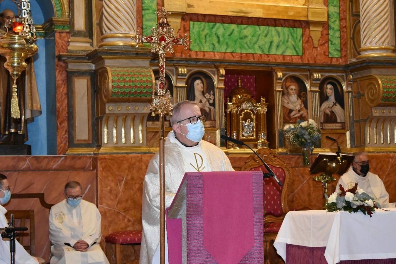 En la imagen, el padre Pascual Gil entrega una estatuilla de San de la Cruz a Javier Celdrán. 