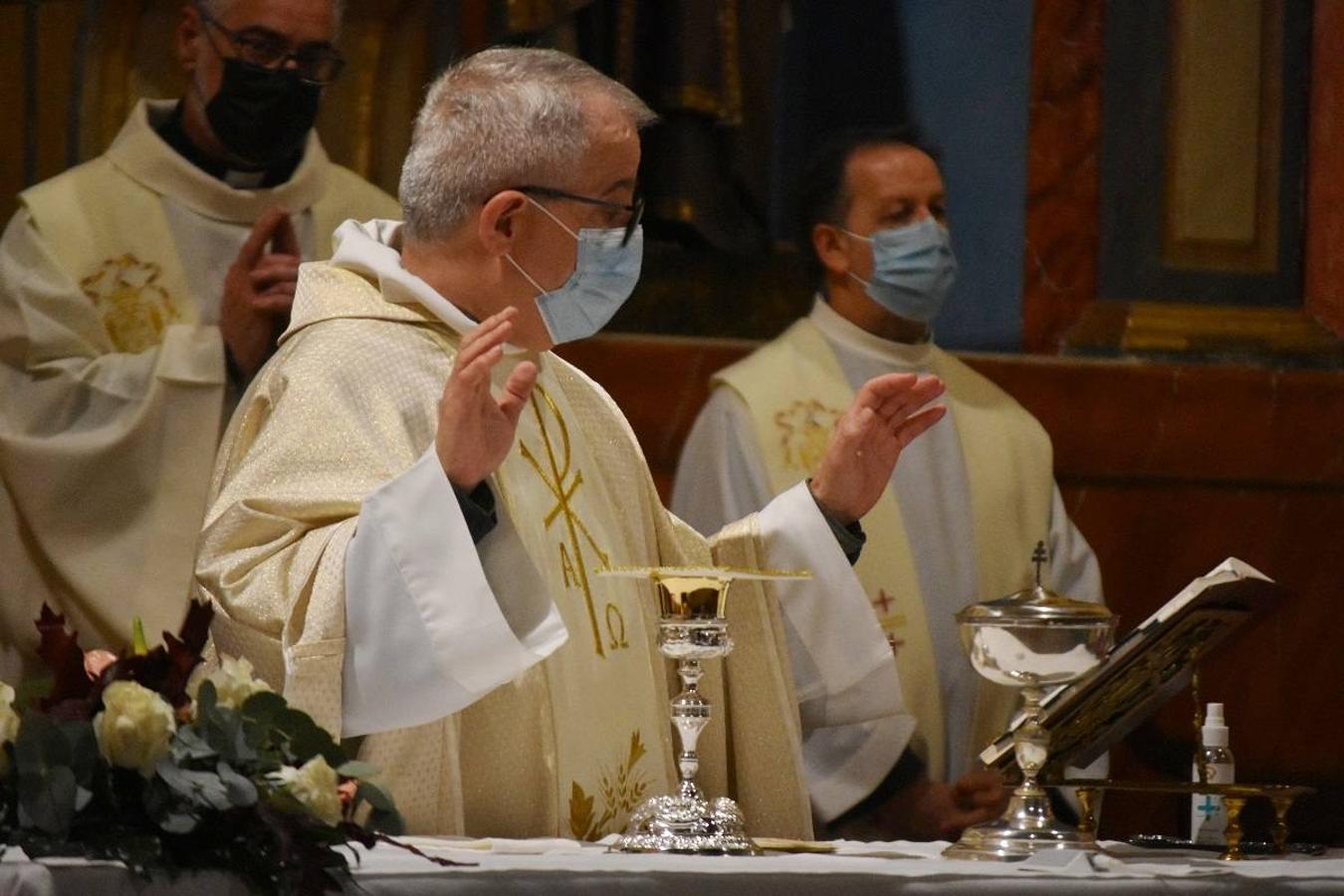 En la imagen, el padre Pascual Gil entrega una estatuilla de San de la Cruz a Javier Celdrán. 