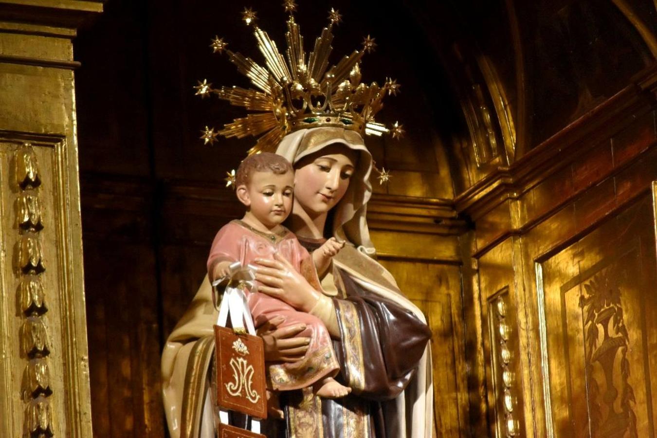 En la imagen, el padre Pascual Gil entrega una estatuilla de San de la Cruz a Javier Celdrán. 