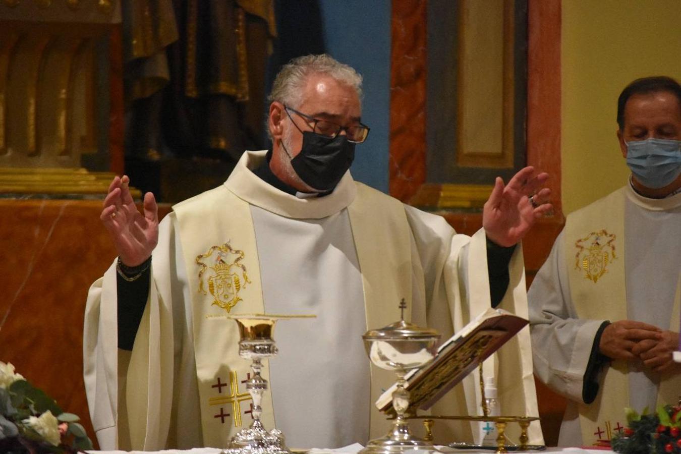 En la imagen, el padre Pascual Gil entrega una estatuilla de San de la Cruz a Javier Celdrán. 