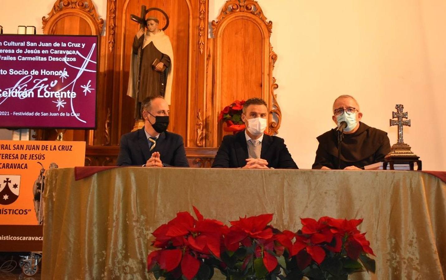 En la imagen, el padre Pascual Gil entrega una estatuilla de San de la Cruz a Javier Celdrán. 