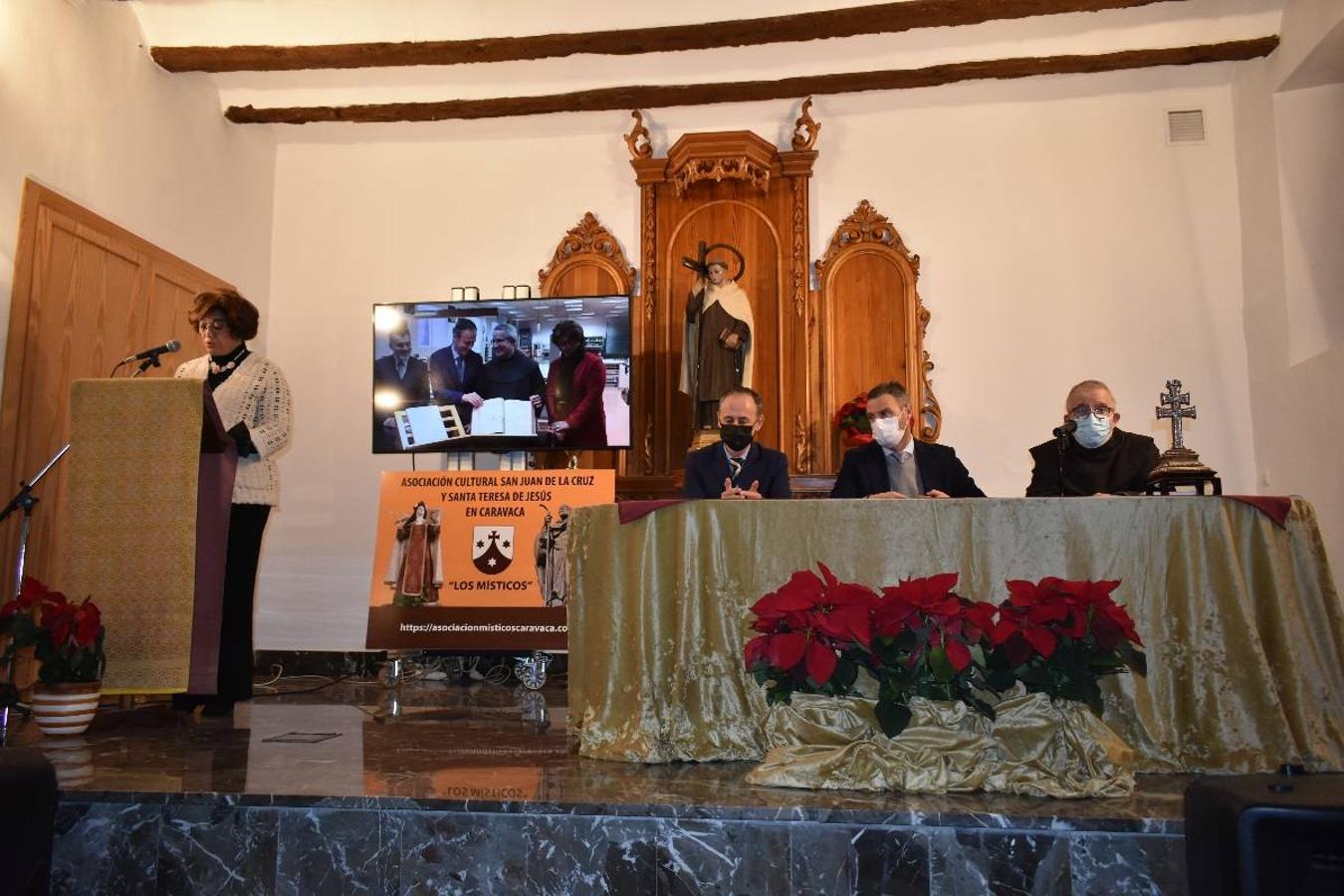 En la imagen, el padre Pascual Gil entrega una estatuilla de San de la Cruz a Javier Celdrán. 