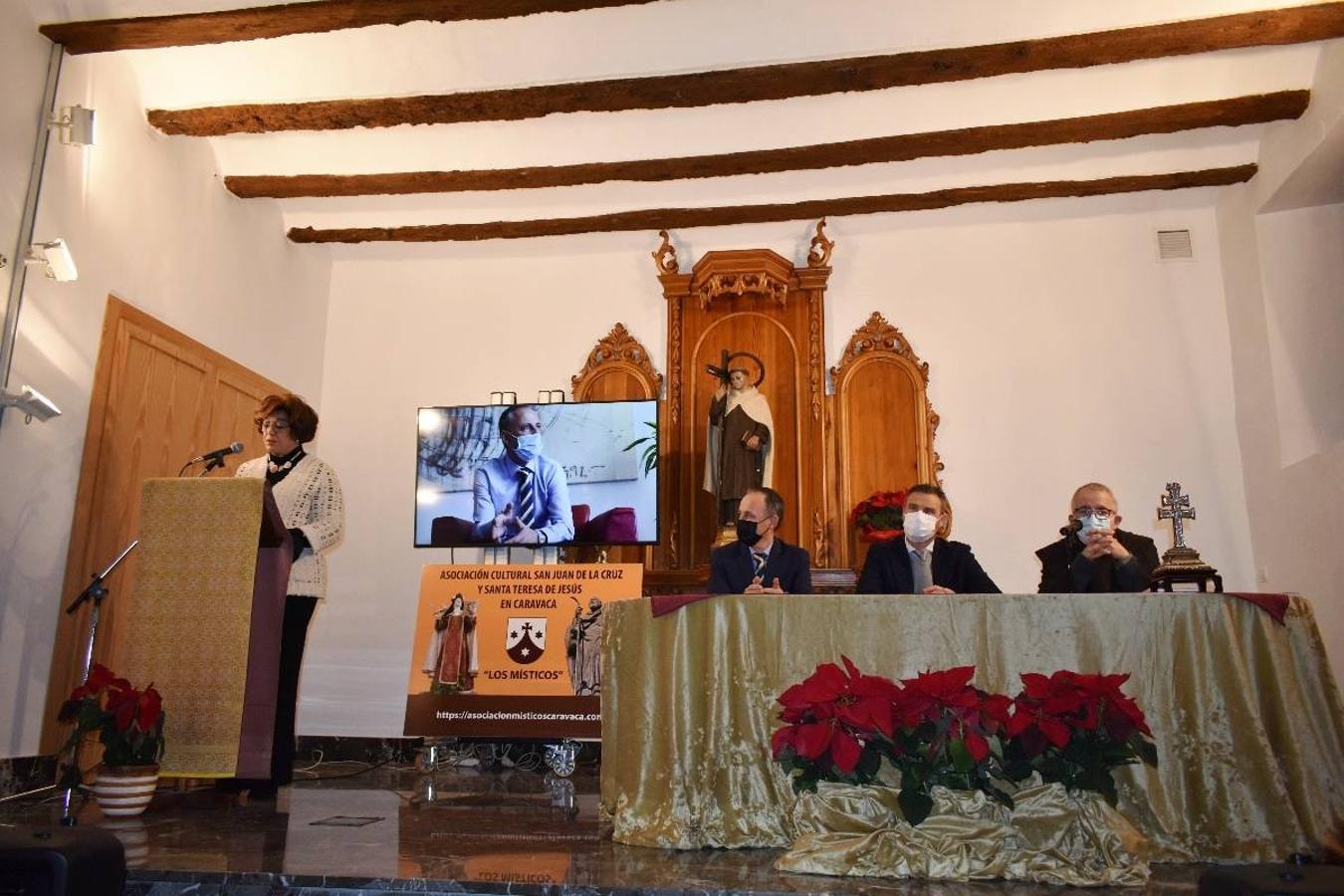 En la imagen, el padre Pascual Gil entrega una estatuilla de San de la Cruz a Javier Celdrán. 