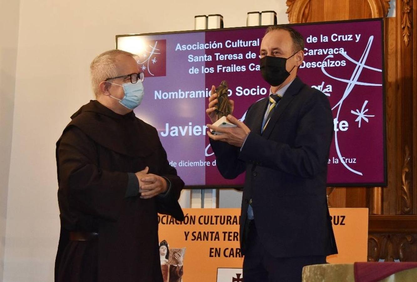 En la imagen, el padre Pascual Gil entrega una estatuilla de San de la Cruz a Javier Celdrán. 