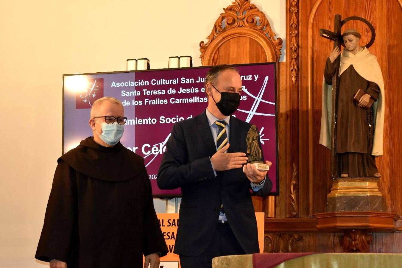 En la imagen, el padre Pascual Gil entrega una estatuilla de San de la Cruz a Javier Celdrán. 