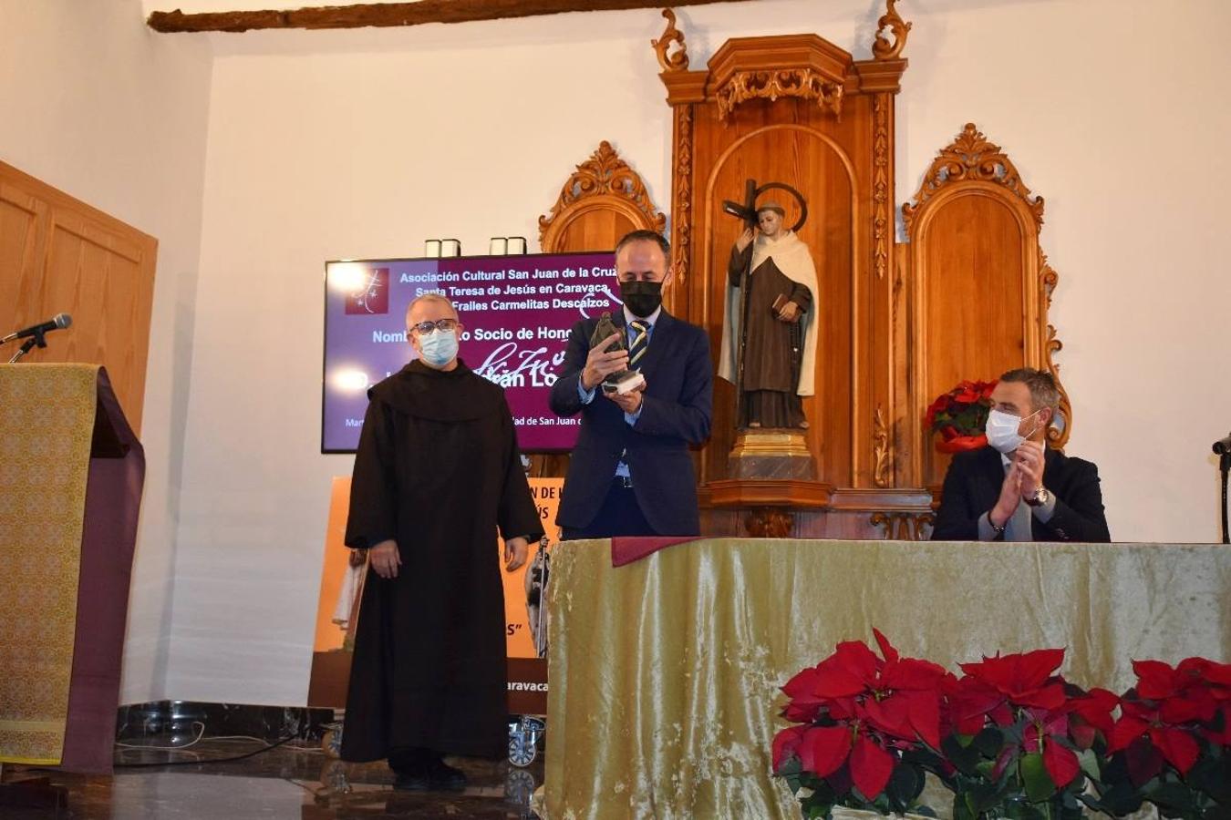 En la imagen, el padre Pascual Gil entrega una estatuilla de San de la Cruz a Javier Celdrán. 