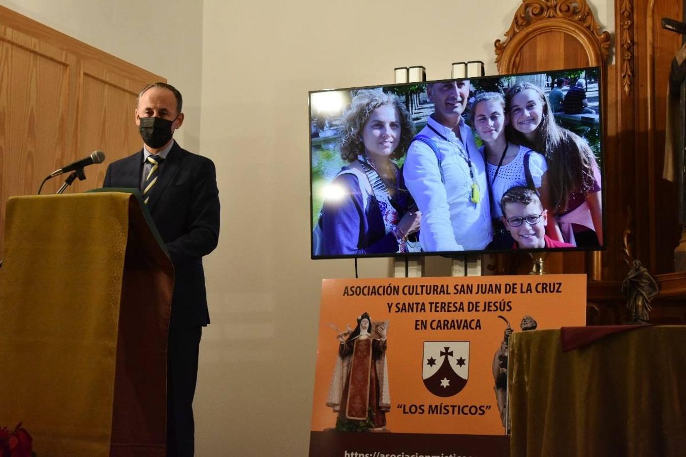 En la imagen, el padre Pascual Gil entrega una estatuilla de San de la Cruz a Javier Celdrán. 