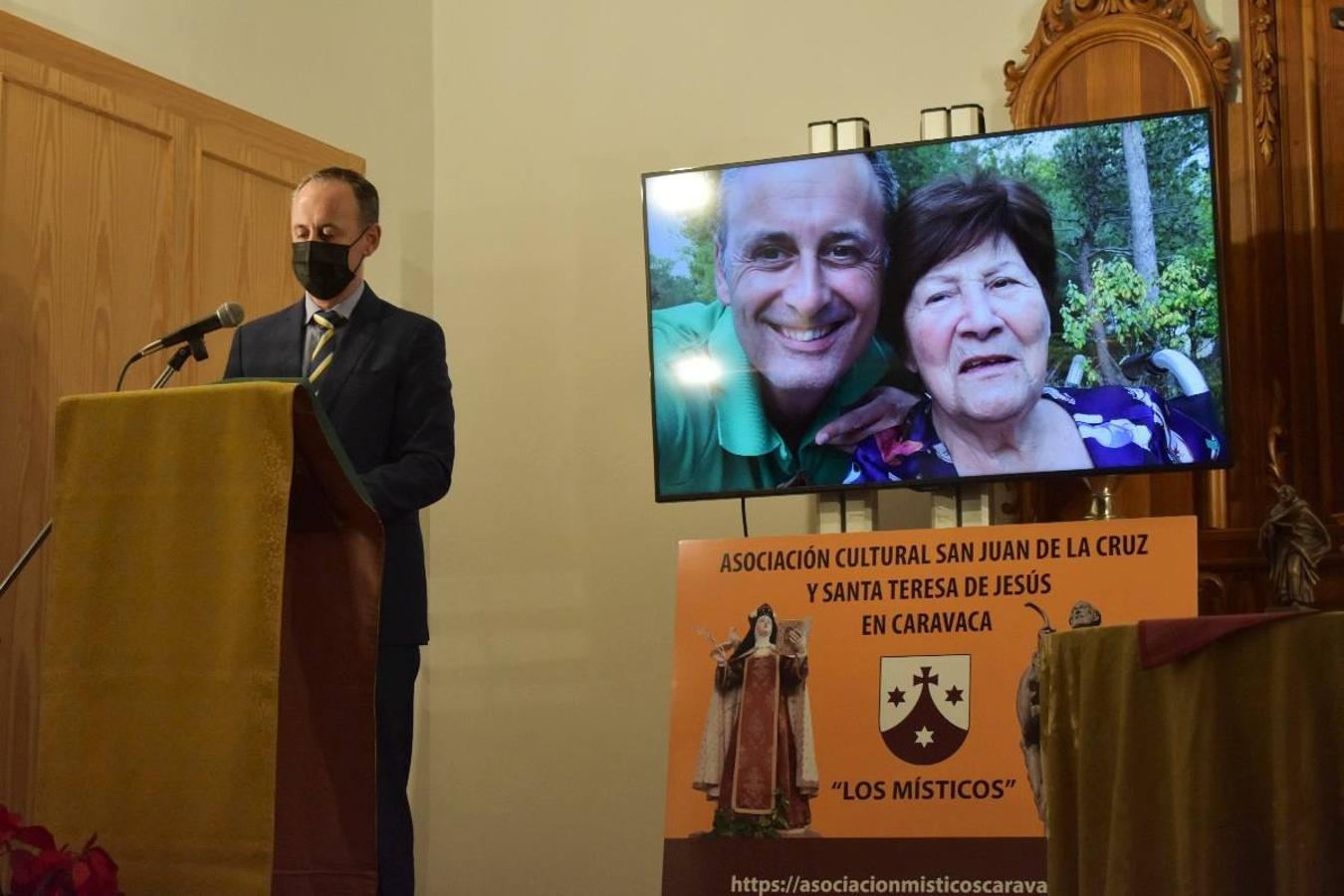 En la imagen, el padre Pascual Gil entrega una estatuilla de San de la Cruz a Javier Celdrán. 