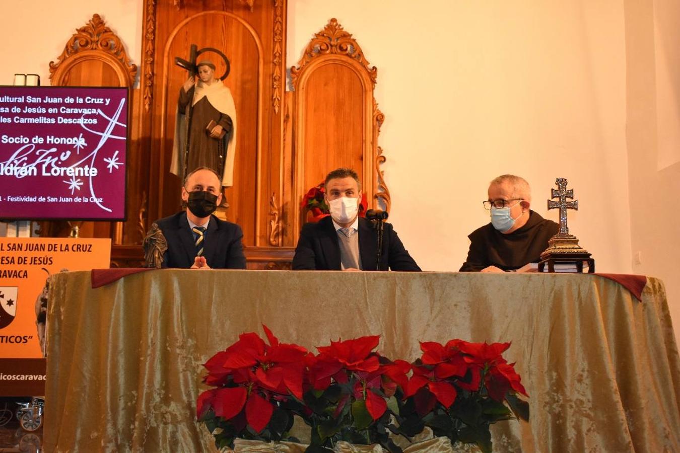 En la imagen, el padre Pascual Gil entrega una estatuilla de San de la Cruz a Javier Celdrán. 