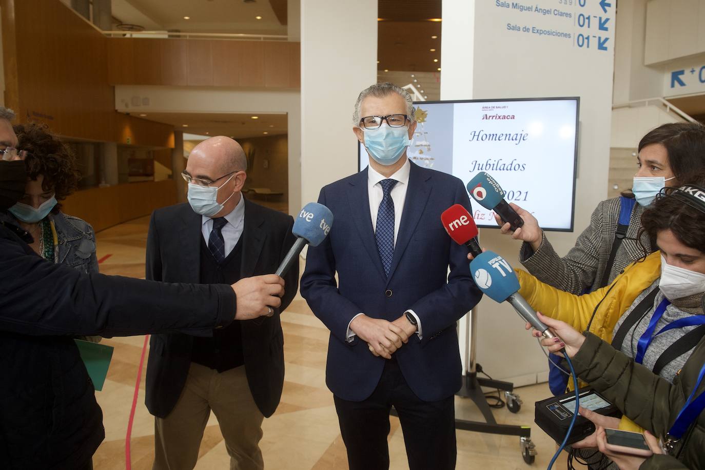 Fotos: Juan José Pedreño agradece a los profesionales jubilados en 2020 y 2021 su labor en el área de salud I de la Arrixaca
