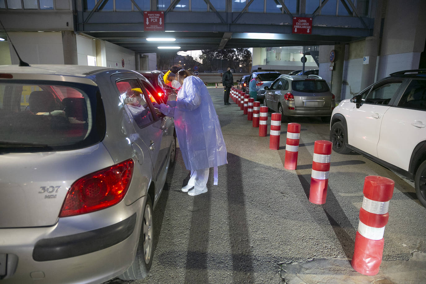 Fotos: Colas para las pruebas PCR en Cartagena