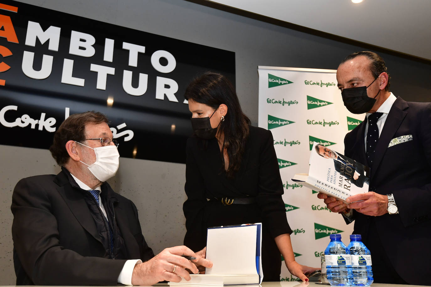 Fotos: Mariano Rajoy firma &#039;Política para adultos&#039; en Murcia