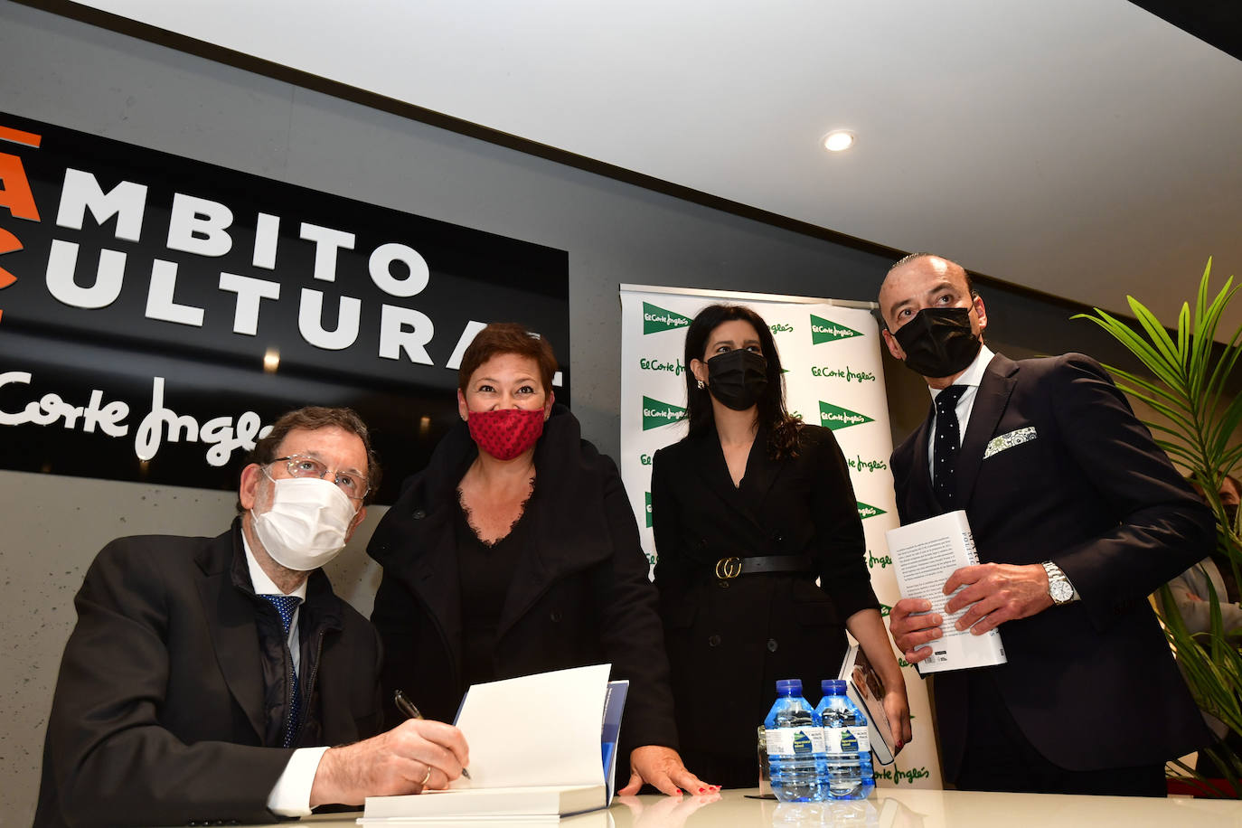 Fotos: Mariano Rajoy firma &#039;Política para adultos&#039; en Murcia