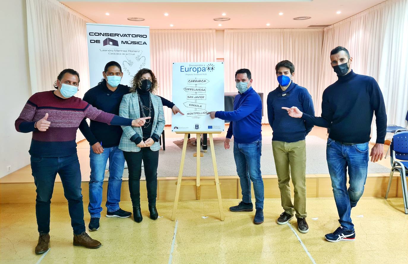 Profesorado del Conservatorio posan junto al concejal de Educación, Pepe Fernández Tudela (3º dcha) en el salón de actos del centro. 