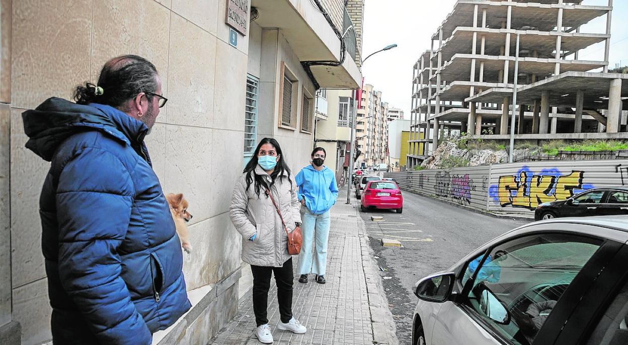 Varios vecinos de la Muralla de Tierra cambian impresiones frente al edificio inacabado. 