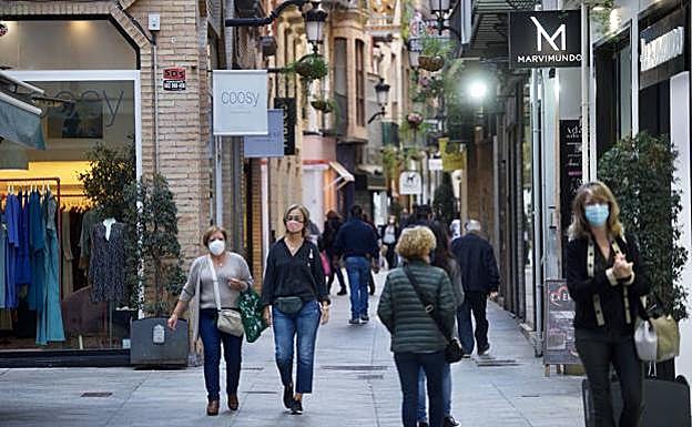 Viandantes en la calle Platería de Murcia, en una fotografía de archivo.