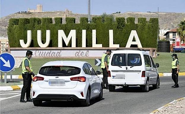 Agentes de la Guardia Civil vigilan los accesos al municipio de Jumilla, en una imagen de archivo. 