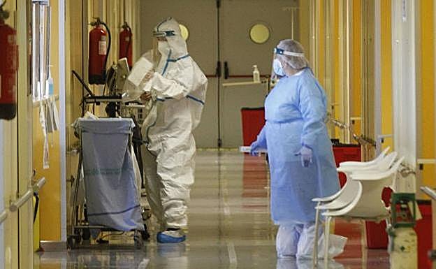 Sanitarios del hospital Reina Sofía, en una imagen de archivo.