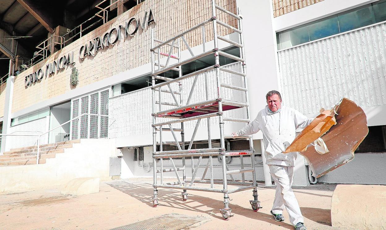 Trabajadores pintando la fachada principal del Cartagonova, donde se encuentran las nuevas oficinas del club, ayer. 
