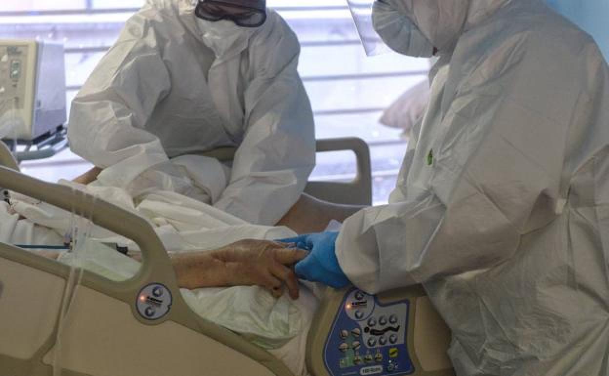 Dos sanitarios atendiendo a un enfermo de Covid-19, en una imagen de archivo.